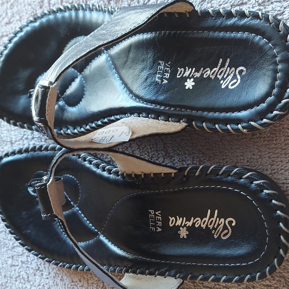 Sandals....size 8.5 - Picture 3 of 6